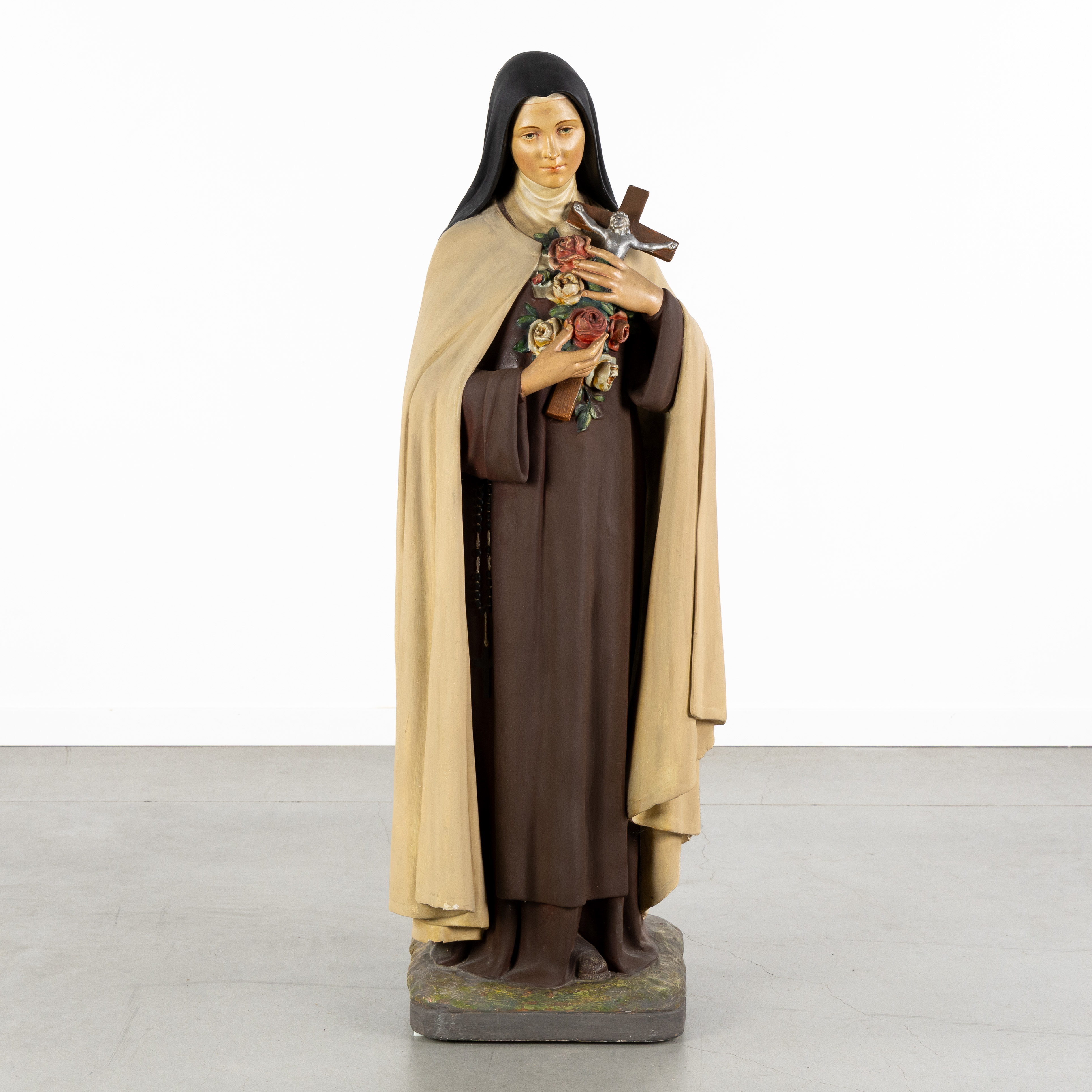 Heilige Theresia van Lisieux, een beeld, gepatineerd gips. (L:40 x W:37 x H:123 cm)
